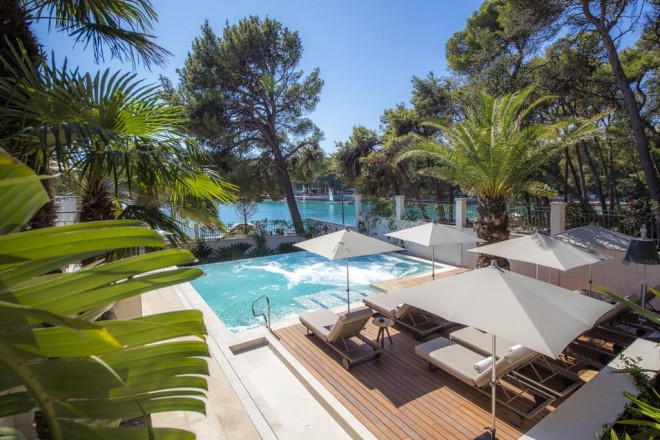 Swimmingpool i Villa Hortensia på Mali Lošinj (Foto: Booking.com)