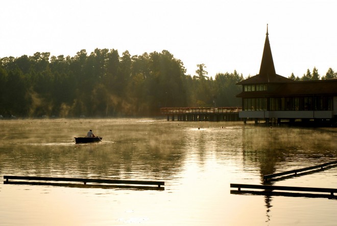 ヘーヴィーズ温泉湖 (写真: heviz.hu)