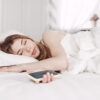 Zakaj je spanje s telefonom škodljivo?