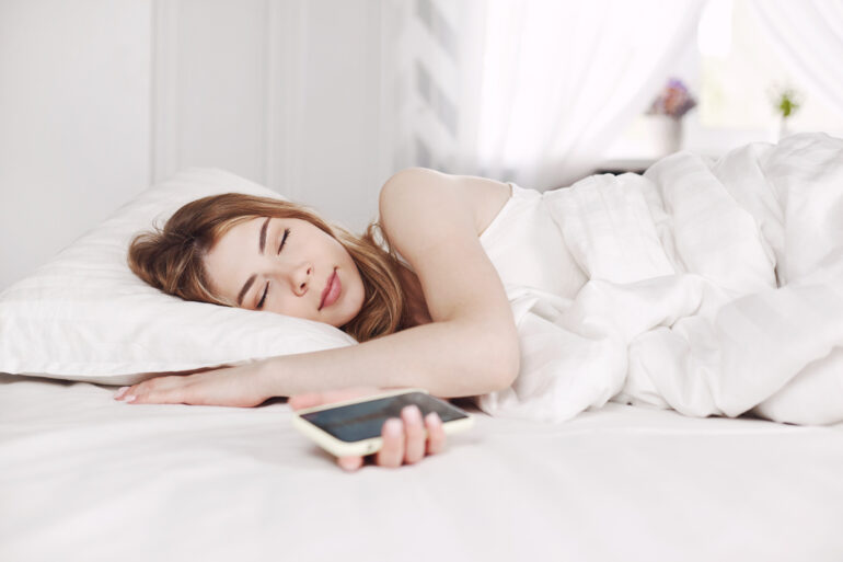 Zakaj je spanje s telefonom škodljivo?