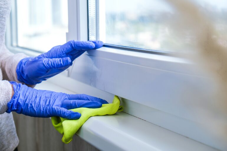 rengöring av fönster och dörrar