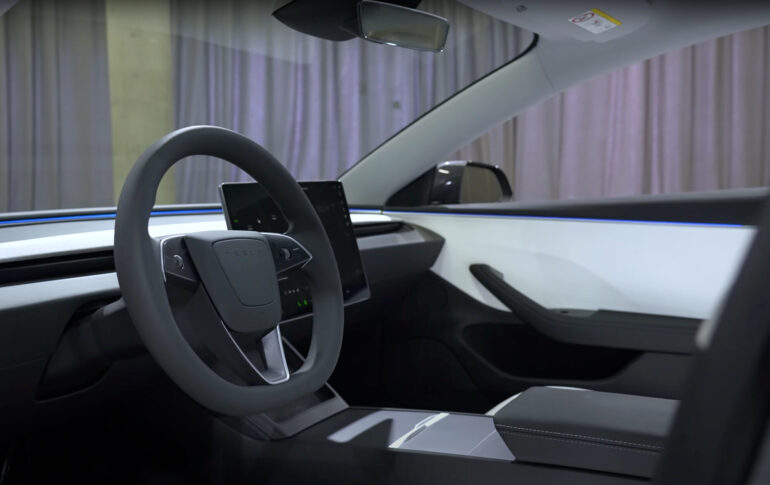 Tesla Model 3 2024 - 驾驶室的内部设计。 