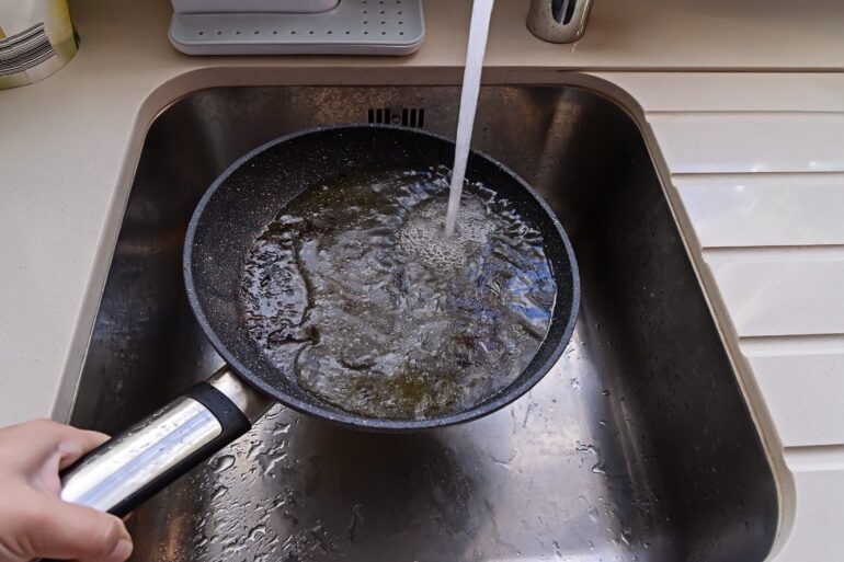 washing a greasy pan
