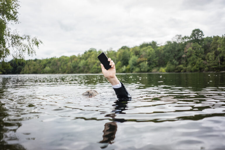 telefón spadne do vody