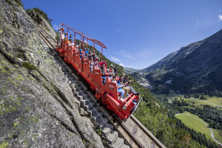 القطار الجبلي المائل في سويسرا